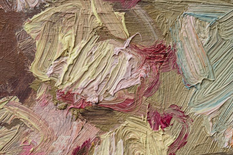 Détail d'une peinture aux tons ivoire, vert et rose